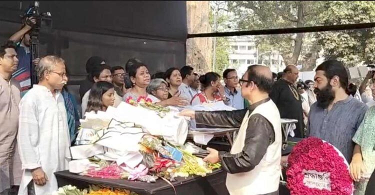 শহীদ মিনারে ফুলেল শ্রদ্ধায় সিক্ত হলেন সন্‌জীদা খাতুন